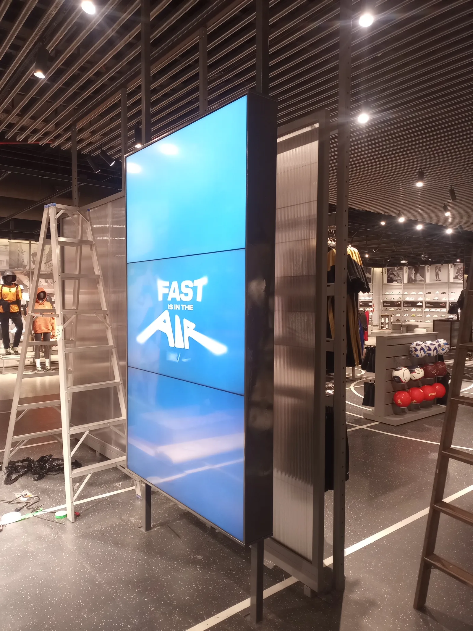 Pantalla LED de gran formato en local comercial — Local comercial · Buenos Aires